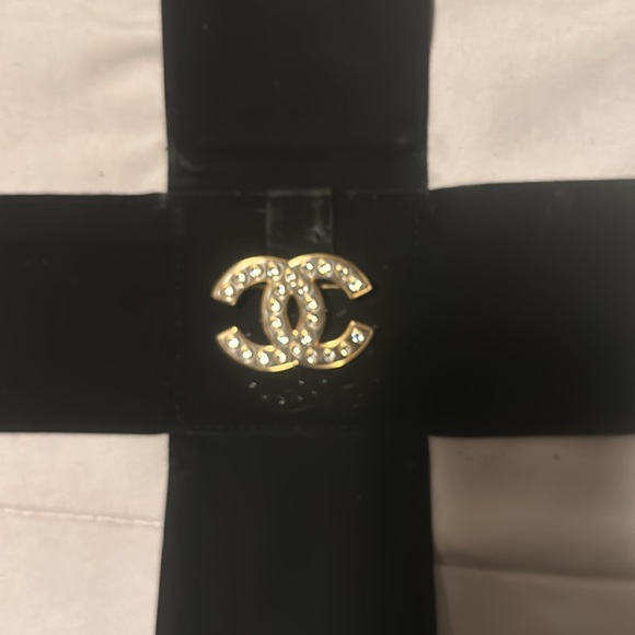 Chanel Brooch hardly worn  authentic only from the Chanel boutique SoHo NYC - Picture 4 of 5